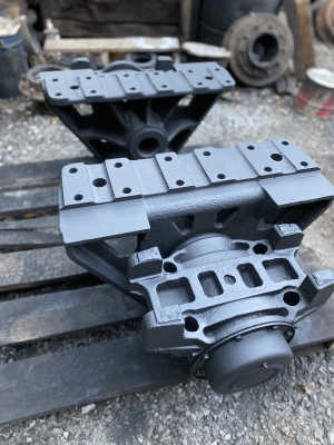 6370-2918050 Ось балансира в сборе с башмаками Урал-6370 6370-2918052